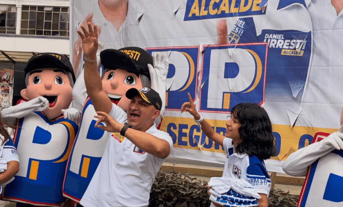 7. Texto alt de la imagen  Luis Alonzo junto a jóvenes de Lince durante una activación en la que respaldan sus propuestas de seguridad para el distrito.