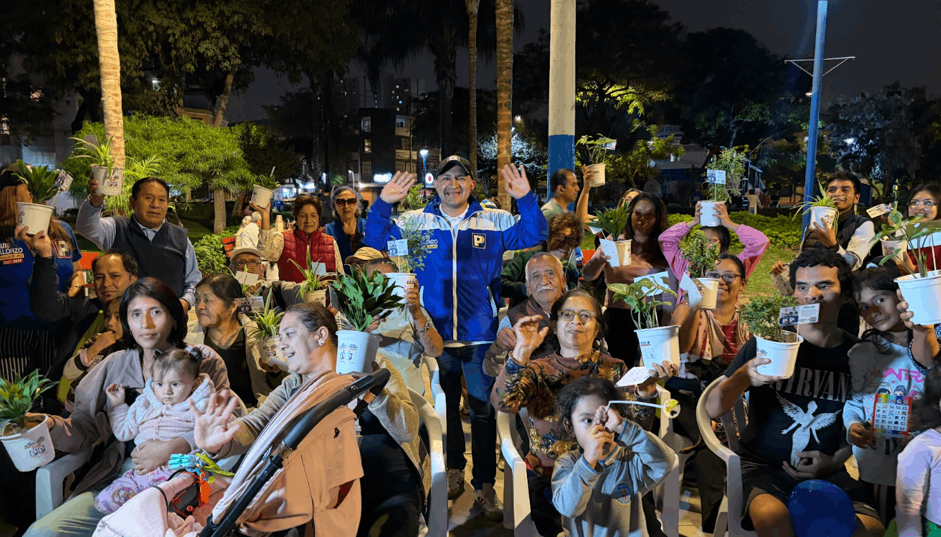 Luis Alonzo junto a vecinos y familias durante un bingo en la Plaza Pedro Ruiz Gallo de Lince.