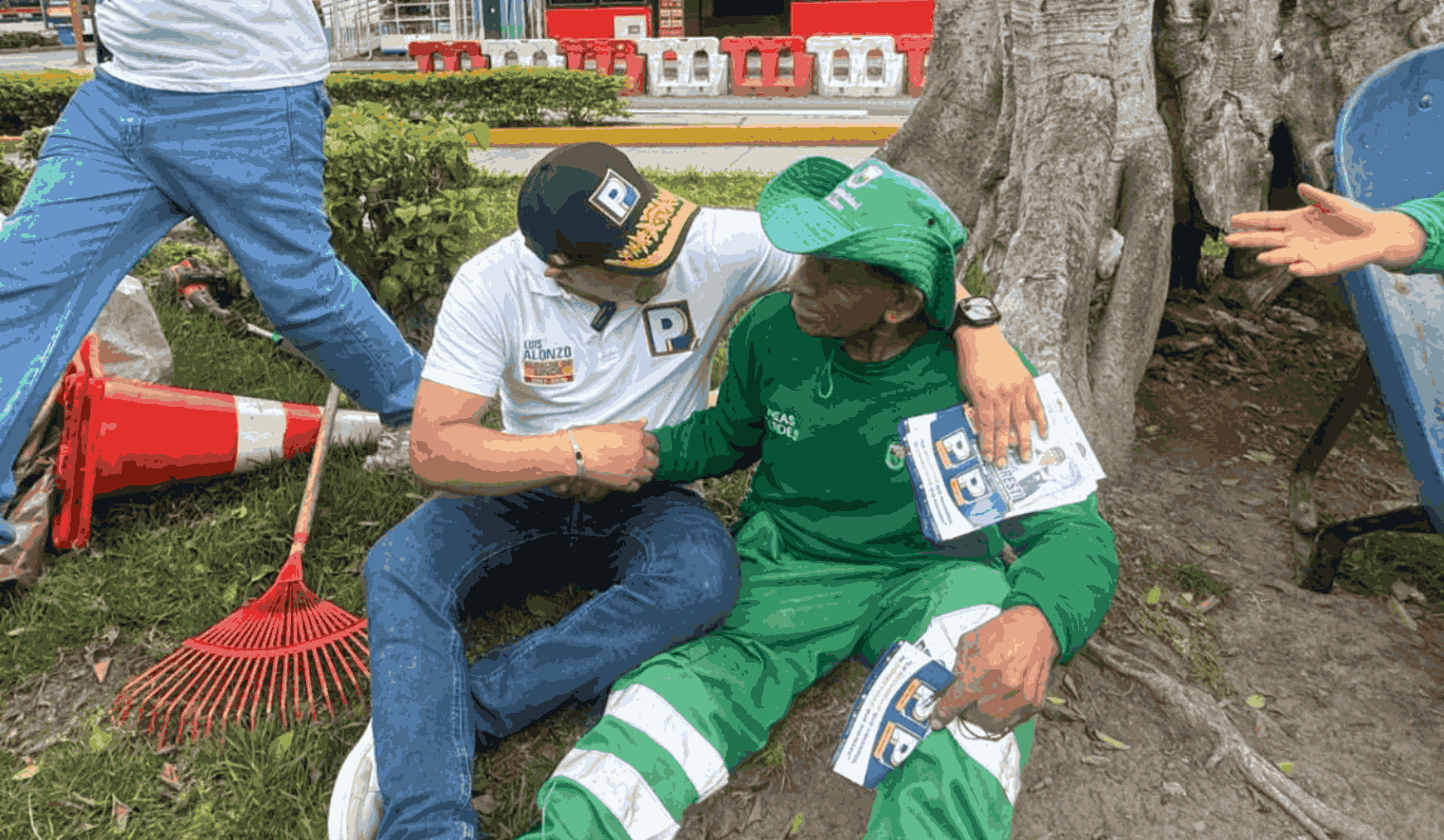 Luis Alonzo conversando con una persona que trabaja en el cuidado de las áreas verdes de Lince