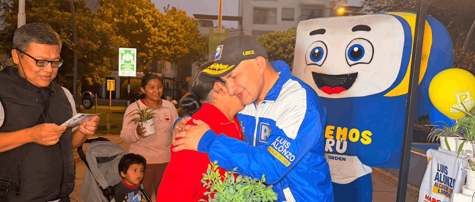 Luis Alonzo conversando y compartiendo con vecinos durante una actividad en el Parque de los Bomberos de Lince.
