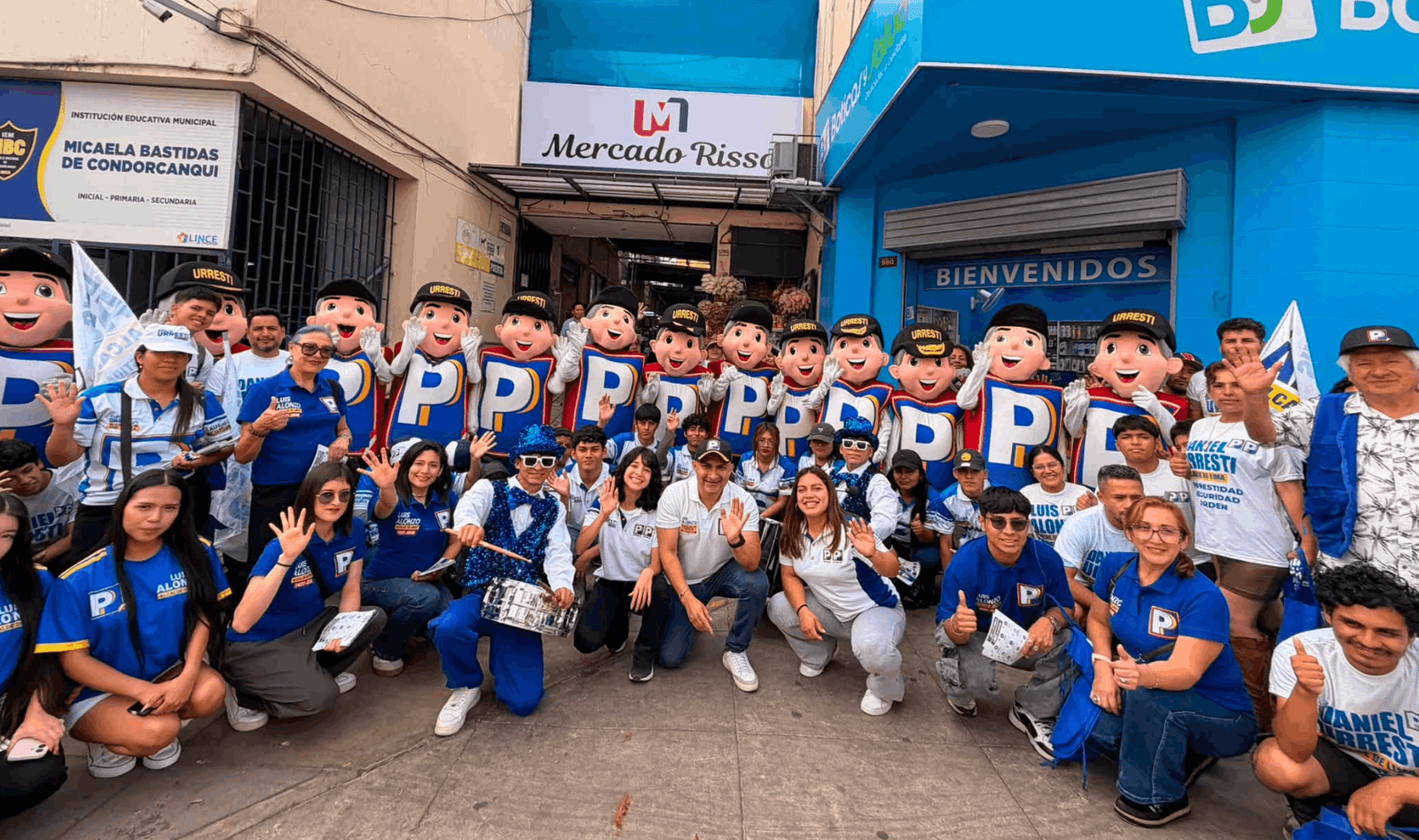 Luis Alonzo junto a jóvenes de Lince durante una caminata y activación en el Mercado Risso