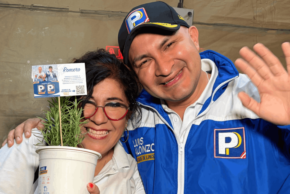 Luis Alonzo compartiendo con una vecina de Lince durante una activación con plantas de romero en el Centro Comercial Arenales.